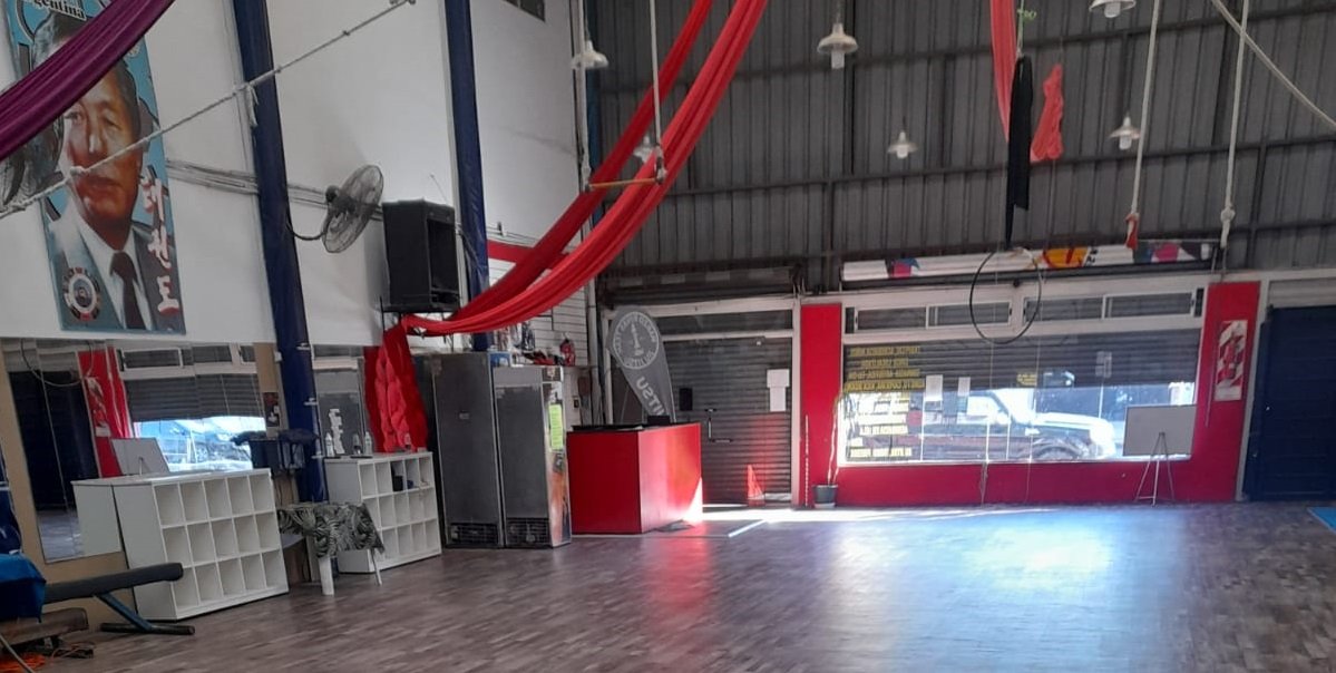 Salón y equipamiento